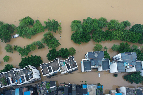 2020年6月6日，广西柳州市沿江道路被上涨的洪水淹没（无人机拍摄）。受上游持续强降雨影响，广西柳州市区柳江水位一个星期内再次快速上涨。6月6日4时30分，柳江柳州水文站出现82.93米的洪峰水位（警戒水位82.5米），超警戒水位0.43米，柳州市区部分沿江低洼地带被洪水淹没。