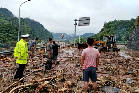 2020年6月10日，湖南省保靖县公安局的民警和干部群众一起抢险救灾。10日保靖县突降大到暴雨，强降雨致多处山洪暴发，出现泥石流、滑坡等地质灾害，共造成6人遇难1人失踪3人受伤，毁损房屋6栋。近期，南方遭遇了入汛以来最强降雨，广西、广东9地降雨量打破当地6月上旬降雨总量纪录。中央气象台10日6时发布暴雨蓝色预警，预计未来十天（6月10-19日）长江中下游将有强降雨，西南地区东部和南部、江汉、黄淮南部、江淮、江南、华南西北部和东部等地累计降雨量有50-150毫米。图/人民视觉