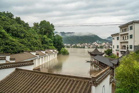 2020年7月5日，安徽黄山，洪水来袭，积水淹没路面。图/人民视觉
