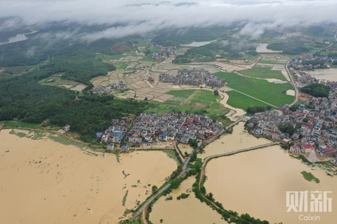 2020年7月10日，江西鄱阳县同兴村，连日强降雨导致村庄被洪水围困，交通受阻。据当地村民说，暴雨从7月7日一直持续到8日上午， 8日上午水漫出堤坝，溃堤后水位猛涨，一天涨了三米。截至到10日，水位已经下降了一两米。 图/财新记者 梁莹菲
