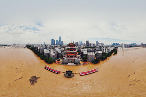 2020年7月12日，广西柳江柳州市区段年内第4次超警戒水位，当日7时50分，柳江柳州水文站出现83.80米的洪峰水位，超警戒水位1.3米。洪水过境期间，城区如被穿城而过的柳江河围困。图/王以照/中新社
