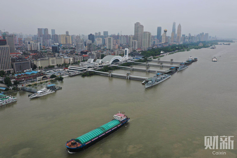 2020年7月14日，湖北武汉，武汉关码头，江水已淹没码头的大部分设施和坡道。7月13日下午16时许，长江委水文局在官微“长江水情”发布称，洪峰已通过长江汉口至九江江段。