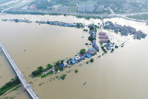2020年7月14日，安徽安庆，长江安庆段，皖河入江口附近的村庄被暴涨的洪水围困。7月14日8时，长江安庆站水位达18.38米，比1998年安庆站最高水位18.50米差0.12米，比1954年安庆站最高水位18.74米仅差0.36米，居历史第三高洪水位。图/人民视觉