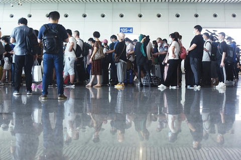 2020年7月22日，旅客在铁路杭州东站候车大厅候车。随着国内疫情缓解，乘坐火车出行的旅客比上半年明显增加，包括铁路杭州火车站在内的全国各大枢纽火车站开始迎来暑期出行小高峰。图/人民视觉
