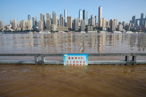 2020年07月27日上午，重庆市南岸区南滨路，洪水快将底层人行步道的栏杆完全淹没。当日，今年以来长江上游最大洪水过境重庆主城。图/人民视觉