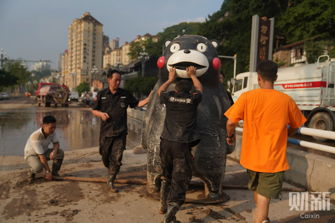 2020年8月21日，重庆龙门浩商业街附近，原本放置在商业街的，重达四五百斤的熊本熊雕塑被洪水冲到一公里以外的路段，洪水退去，工作人员将熊本熊雕塑放归原位。 图/财新记者 蔡颖莉