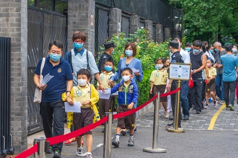 2020年8月31日，北京第二实验小学，受到新冠肺炎疫情影响，今年全市中小学生实行错峰开学，学校学生检测体温后有序进入校园。图/人民视觉