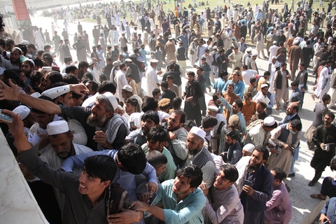 当地时间2020年10月21日，阿富汗东部城市贾拉拉巴德的巴基斯坦领事馆附近发生踩踏事件，造成15人死亡，数十人受伤。图为大量申请签证的民众聚集。另有官员透露，20日有超过3000名阿富汗民众前往领事馆，领取办理签证所需的票据，并造成了大量聚集。目前，巴基斯坦领事馆尚未对此事作出回应。图/人民视觉