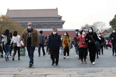 2020年11月15日，北京启动今年入冬以来首个空气重污染黄色预警，图为游客纷纷戴口罩游览故宫、天安门广场。受局地污染积累及区域传输共同影响，北京市15日至17日将发生一次空气重污染过程。为应对此次污染过程，北京市发布今冬首个空气重污染黄色预警，黄色预警措施于15日0时启动实施。图/人民视觉