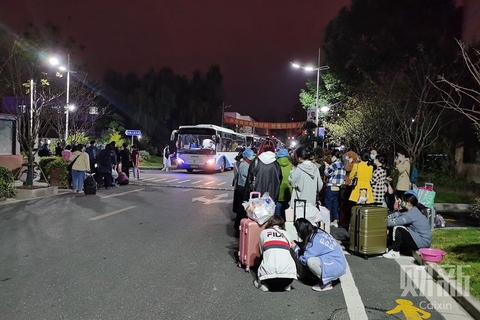 2020年11月21日晚至22日白天，上海浦东医院启动医护人员“大换防”，该院数百名医护人员由几十辆定点巴士接送，前往集中隔离点隔离，隔离时间为14天。图/财新记者 包志明