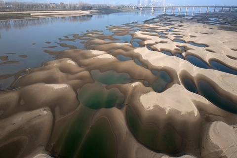 长江中下游进入枯水期 武汉天兴洲现大片沙滩