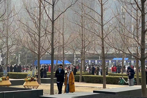 1月22日上午，北京市西城区与东城区先后下发开展区域内核酸检测的通告。通告称，两地将于1月22日至1月23日分批次在区域内组织核酸检测。图为1月22日，市民在金融街核酸检测点进行检测。