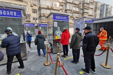 2021年1月22日，在西城区什刹海街道一核酸检测点，辖区居民正有序前往该处进行核酸检测。图/人民视觉