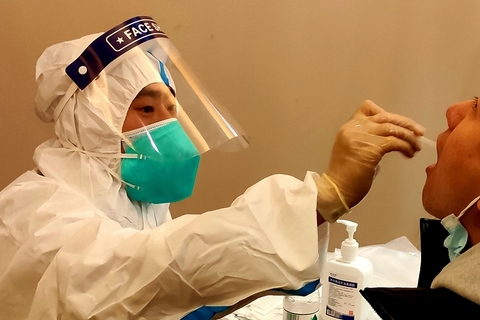 2021年1月22日，市民在东城区一处检测点进行核酸检测。图/人民视觉