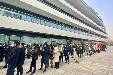 2021年1月22日，北京，工作人员在银河soho东侧免费为市民进行核酸检测。图/人民视觉