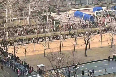 2021年1月22日，金融街，市民排队做核酸检测。