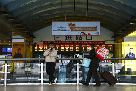 2021年1月24日，浙江省杭州市，2021年春运将从1月28日开始，3月8日结束，共计40天。由于，新冠肺炎疫情在世界范围内继续流行蔓延，国内本土病例多发频发，杭州多部门倡议“就地过年”“留杭过年”，减少跨区域流动，把疫情传播风险降到最低。这几天，杭州火车站返乡的人员明显减少。图/人民视觉