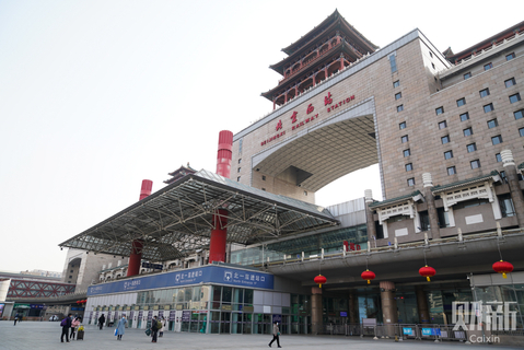 2021年1月28日，春运首日的北京西站，进站口处客流量较往年明显减少。据北京市交通委发布的数据显示，受到疫情防控倡导市民群众在京过年、非必要不出京等多重因素影响，2021年春运期间铁路进出京客运量预计将大幅下调至1000万人次，较2020年下降38%，较2019年下降67%。 图/财新记者 蔡颖莉