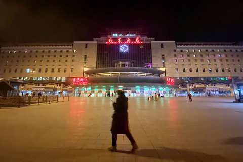 2021年2月4日，北京，农历小年，夜幕下的北京西站，出行旅客屈指可数。春节将近，加之春运渐入高峰，往年这个时段，北京各个火车站客流量不断攀升。今年，由于疫情原因，在京务工人员大都响应“就地过年”的政策，火车站的客流量降低不少。图/人民视觉