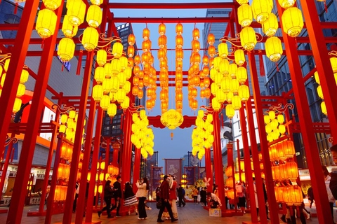 2021年2月10日，成都，春熙路商圈、锦江河畔夜景璀璨迷人，年味十足，吸引着众多市民、游客观赏。图/视觉中国