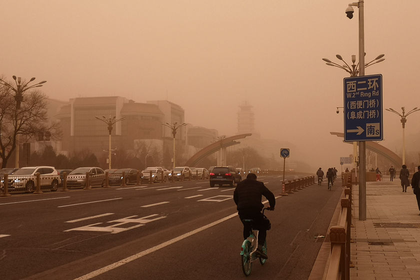 大风降温沙尘暴齐袭北京能见度不足百米
