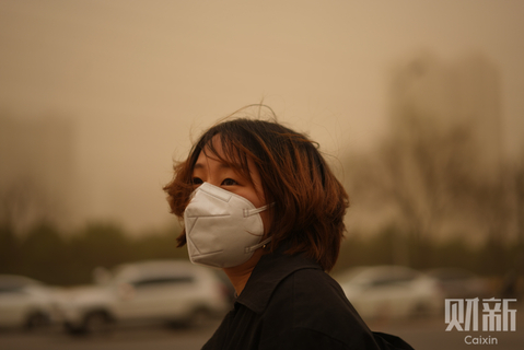 2021年3月15日，北京西二旗，在沙尘天气中的通勤者。图/财新记者 蔡颖莉