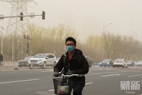 2021年3月15日，北京西二旗，上班族骑车匆匆而过。图/财新记者 蔡颖莉