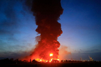 印尼一炼油厂爆炸燃起大火 已致5人受伤近千人疏散