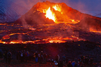 冰岛火山持续喷发 吸引大批游客前往打卡