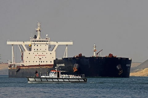 当地时间2021年3月30日，埃及，航行在苏伊士运河上的货船。埃及苏伊士运河管理局主席乌萨马-拉比耶30日说，截至当地时间30日上午8点，已有113艘集装箱货轮通过苏伊士运河。图/人民视觉