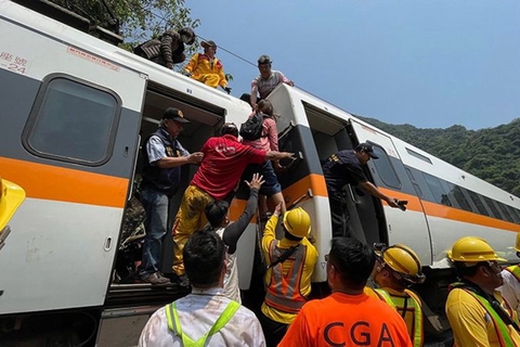 台湾太鲁阁号列车严重脱轨逾50名旅客已罹难