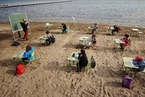 新冠疫情期间 西班牙一学校将课堂搬到海滩