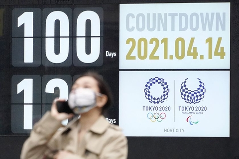 当地时间2021年4月14日，日本东京奥运会迎来倒计时100天，东京奥组委的筹备和造势工作持续进行。然而，日本境内新冠疫情反弹、疫苗接种进度落后，民调显示，逾七成日本民众希望奥运再次延期或取消。日本共同社一项民意调查显示，逾九成民众对疫情再次蔓延感到不安。仅有不足两成半人赞成如期举办奥运，近四成人认为应该取消，逾三成人希望再次延期。图/人民视觉