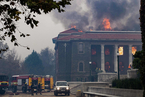 南非桌山国家公园发生火灾 开普敦大学图书馆被烧