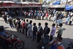 印度新德里实行全面封锁 民众排长队买酒