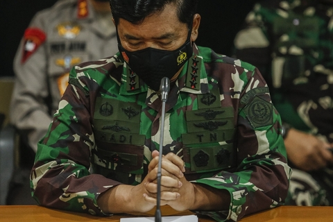 当地时间2021年4月25日，印度尼西亚库塔，印尼国民军总司令哈迪出席新闻发布会。图/人民视觉