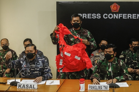 当地时间2021年4月25日，印度尼西亚库塔，印尼军人展示失联潜艇船员救生衣。图/人民视觉