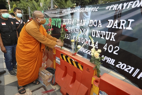 当地时间2021年4月25日，印度尼西亚东爪哇泗水，当地民众和僧侣为遇难船员祈祷。图/人民视觉