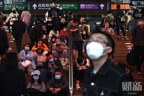 2021年5月1日傍晚，北京西站大批旅客因列车晚点滞留。图/财新记者 蔡颖莉