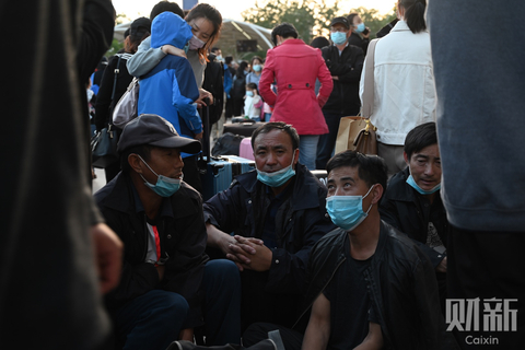 2021年5月1日傍晚，北京西站大批旅客因列车晚点滞留。图/财新记者 蔡颖莉