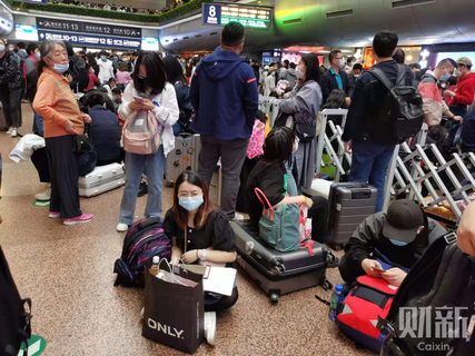 2021年5月1日傍晚，北京西站大批旅客因列车晚点滞留。图/财新记者 蔡颖莉