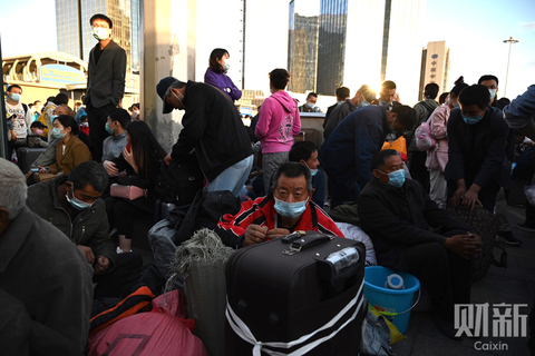 2021年5月1日傍晚，北京西站大批旅客因列车晚点滞留。图/财新记者 蔡颖莉