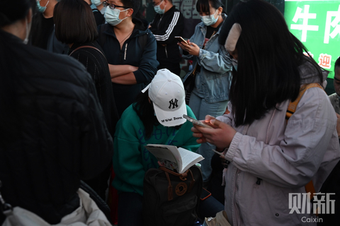 2021年5月1日傍晚，北京西站大批旅客因列车晚点滞留。图/财新记者 蔡颖莉