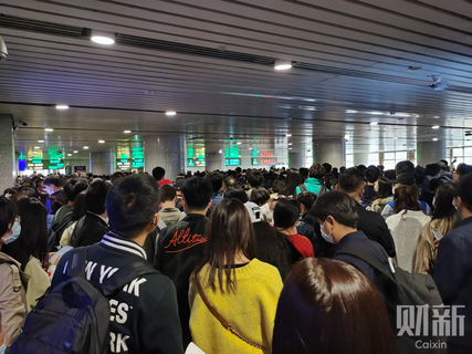 2021年5月1日傍晚，北京西站大批旅客因列车晚点滞留。图/财新记者 蔡颖莉