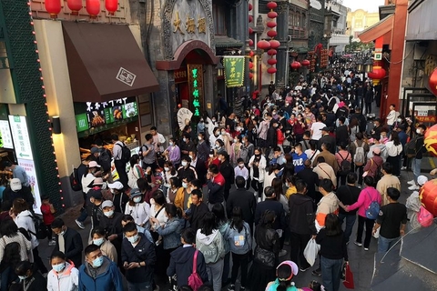 2021年5月2日，北京西城区大栅栏，游客在前门大街逛街，领略老北京的风土人情。图/视觉中国