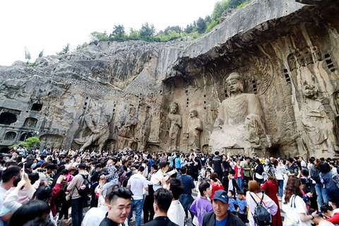 2021年5月3日，河南洛阳，龙门石窟景区内游客人流如织，来自全国各地游客络绎不绝，场面火爆。图/视觉中国