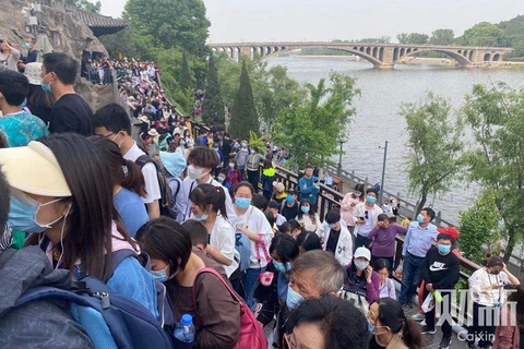 2021年5月3日，河南洛阳龙门石窟景区的游客爆棚。图/财新记者 李增新