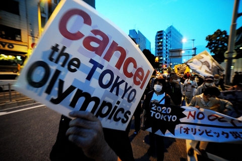 当地时间2021年5月9日，日本东京，民众在街头举行集会，呼吁取消东京奥运会。《读卖新闻》5月7日-9日实施的日本全国舆论调查结果显示，关于今年夏天的东京奥运会，59%受访者认为应该“取消”，23%受访者表示应该“无观众举办”，16%的受访者认为应该“限制观众人数举办”。近日，日本新冠肺炎疫情持续严峻，日本国内要求取消东京奥运会的声音不断出现。图/人民视觉
