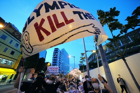 当地时间2021年5月9日，日本东京，民众在街头举行集会，呼吁取消东京奥运会。图/人民视觉