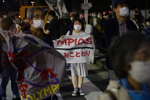 当地时间2021年5月9日，日本东京，民众在街头举行集会，呼吁取消东京奥运会。图/人民视觉